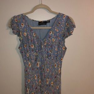 Fitted casual flower dress, flares at the bottoms